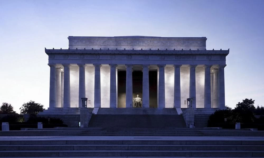 Κτίρια σε ελληνορωμαϊκή αρχιτεκτονική; Είναι δείγμα ρατσισμού...